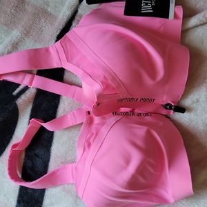 NWT VICTORIA SECRET SPORT BRA